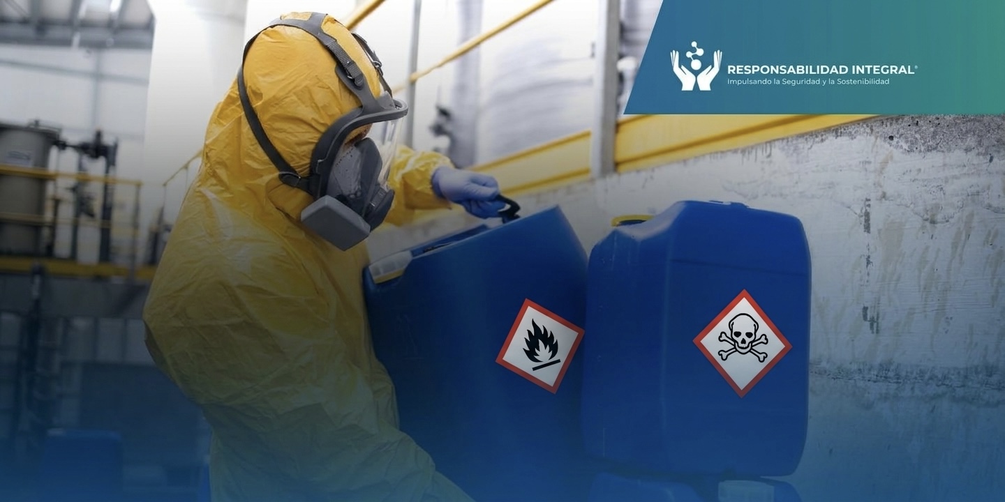 Trabajador con traje de protección química manipulando contenedores de sustancias peligrosas